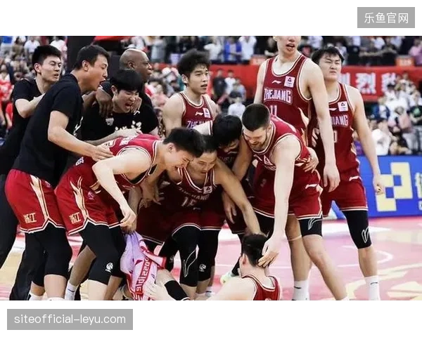 中国男足在18强赛中表现低迷，多场比赛暴露出攻防两端的严重问题
